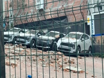 Duvar otoparka doğru &ccedil;&ouml;kt&uuml;: 12 sıfır ara&ccedil;ta 30 milyon liralık hasar oluştu