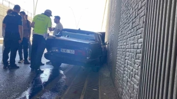 Duvara &ccedil;arpan otomobildeki vatandaşlar kazadan burunları kanamadan kurtuldu
