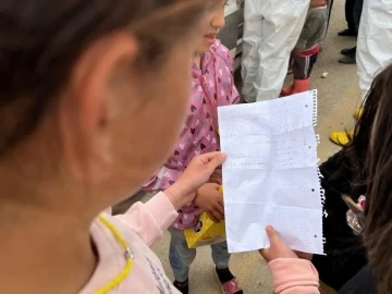 Duygulandıran mektuplar oyuncaklarla birlikte deprem b&ouml;lgesinde
