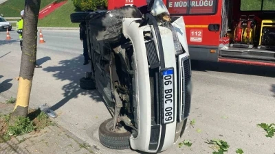 D&uuml;z giderken ağaca &ccedil;arpıp devrildi: O anlar kamerada
