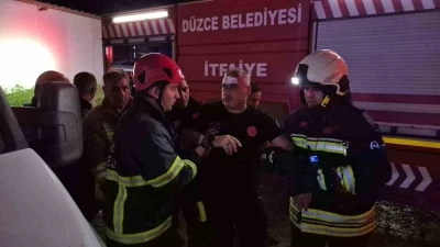 D&uuml;zce&rsquo;de fabrikadaki yangında &uuml;zerine &ccedil;atı d&uuml;şen itfaiyeci yaralandı