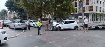 D&uuml;zce&rsquo;de iki otomobil &ccedil;arpıştı: 2 yaralı
