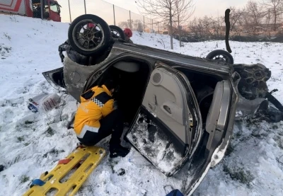 D&uuml;zce'de otomobil takla attı; 2 yaralı