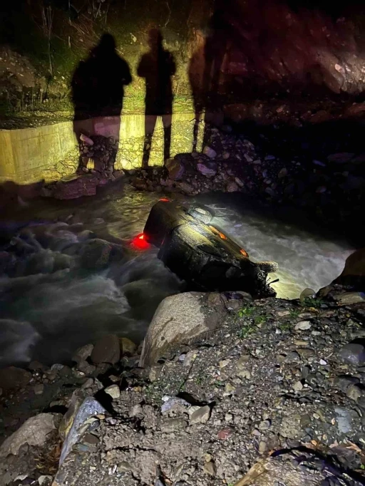 D&uuml;zce&rsquo;de yayladan d&ouml;nen ara&ccedil; dereye u&ccedil;tu: 3 yaralı
