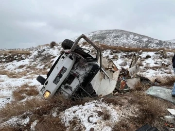 (D&uuml;zeltme) Şarampole devrilen kamyonet hurdaya d&ouml;nd&uuml;: 1 ağır yaralı
