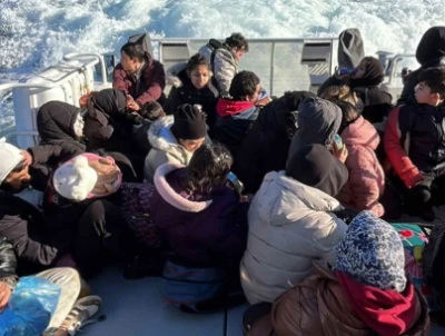 D&uuml;zensiz g&ouml;&ccedil;menler karada mahsur kaldı