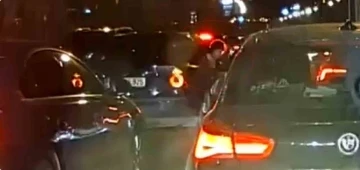 E-5 Karayolu&rsquo;nda dehşet anları kamerada: Korsan taksici kadını ara&ccedil;tan attı
