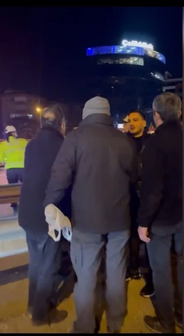 E-5 Karayolu&rsquo;nda &ldquo;makas&rdquo; kazası sonrası kavga kamerada: Rahat tavırlı s&uuml;r&uuml;c&uuml;y&uuml; lin&ccedil;ten polis kurtardı
