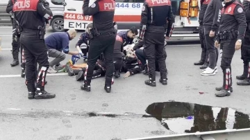 E-5 karayolunda motosikletli polis ile ticari taksi &ccedil;arpıştı: 2 polis yaralandı
