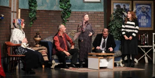 EBB şehir tiyatrosu &ldquo;Devamsız işler&rdquo; ile yeni sezona &ldquo;merhaba&rdquo; dedi
