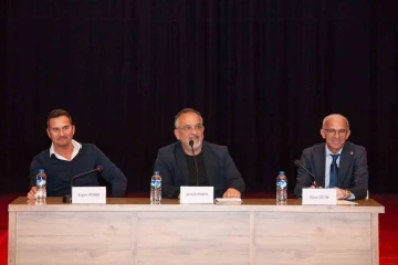 EBY&Uuml;&rsquo;de &ldquo;Futbolun Efsaneleri Konuşuyor&rdquo; paneli d&uuml;zenlendi
