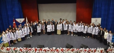 Eczacı adayları beyaz &ouml;nl&uuml;k giydi
