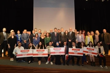 Eczacılık Fak&uuml;ltesi &ouml;ğrencisinden &ouml;nemli başarı
