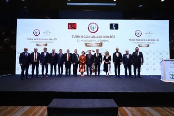 Eczacılık Fak&uuml;ltesi &ouml;ğretim &uuml;yelerinden b&uuml;y&uuml;k başarı
