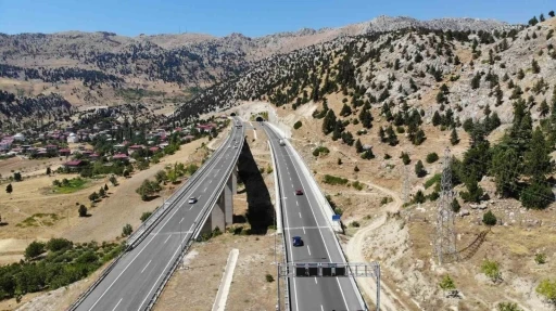 Edebiyat Yolu&rsquo;ndan 4 yılda 10 milyon ara&ccedil; ge&ccedil;ti
