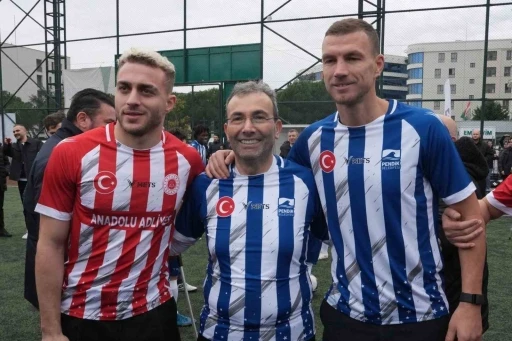 Edin Dzeko ile Barış Alper,  D&uuml;nya Engelliler G&uuml;n&uuml; i&ccedil;in Pendik&rsquo;te sahaya &ccedil;ıktı
