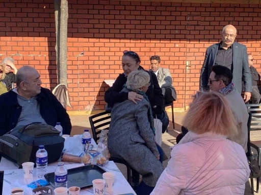 Edip Akbayram&rsquo;ın sevenleri hastaneye akın ediyor