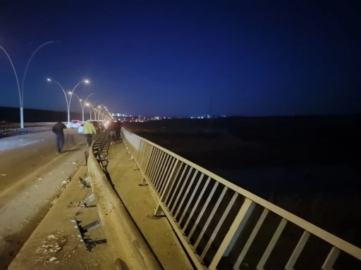 Edirne&rsquo;de 20 tonluk tır k&ouml;pr&uuml;den d&uuml;şt&uuml;: 2 yaralı
