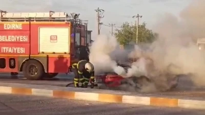 Edirne&rsquo;de alev alan otomobili terk eden s&uuml;r&uuml;c&uuml; kayıplara karıştı
