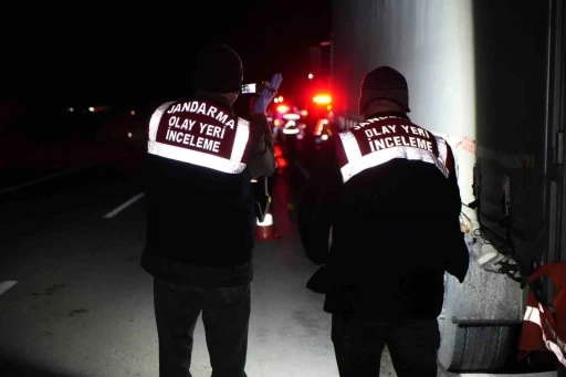 Tır s&uuml;r&uuml;c&uuml;s&uuml; feci şekilde hayatını kaybetti