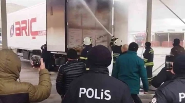 Edirne&rsquo;de  bebek maması y&uuml;kl&uuml; tırda &ccedil;ıkan yangın s&ouml;nd&uuml;r&uuml;ld&uuml;
