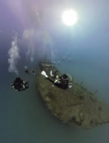 Edirne&rsquo;de dalgı&ccedil;lar İbrice Limanı a&ccedil;ıklarındaki batık gemiyi g&ouml;r&uuml;nt&uuml;lediler
