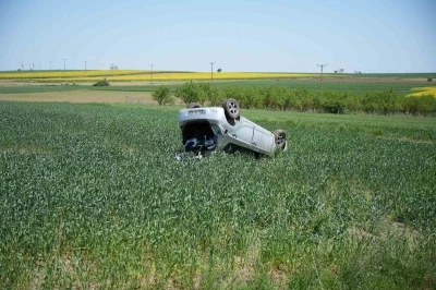 Edirne&rsquo;de devrilen otomobildeki s&uuml;r&uuml;c&uuml; ve eşi yaralandı
