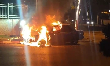 Edirne&rsquo;de ehliyetsiz alkoll&uuml; s&uuml;r&uuml;c&uuml;n&uuml;n otomobili alev alev yandı
