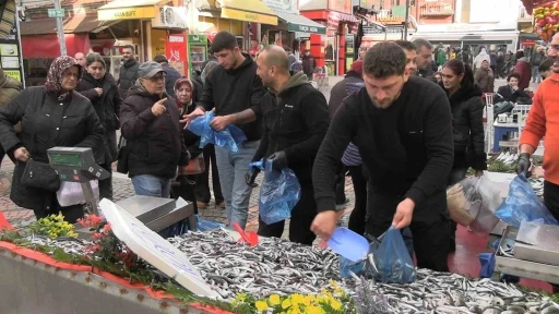 Edirne&rsquo;de hamsi bolluğu: Kilosu 100 liraya d&uuml;şt&uuml;
