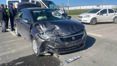 Edirne&rsquo;de iki otomobil kavşakta &ccedil;arpıştı: 8 yaralı