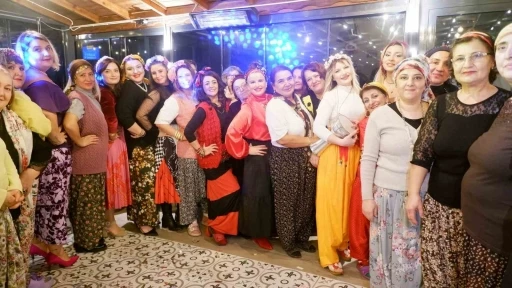 Edirne&rsquo;de kadınların &rsquo;Şalvar Gecesi&rsquo; renkli g&ouml;r&uuml;nt&uuml;lere sahne oldu
