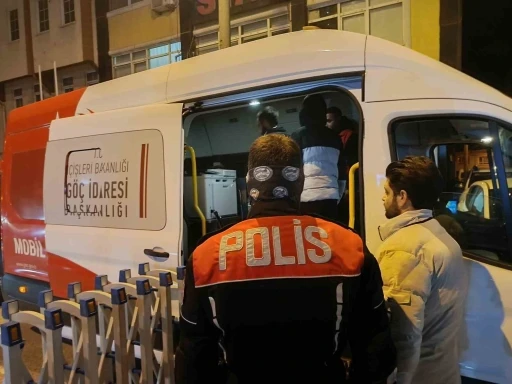 Edirne&rsquo;de nefes kesen g&ouml;&ccedil;men operasyonu: 17 ka&ccedil;ak g&ouml;&ccedil;men ve 1 FET&Ouml; ş&uuml;phelisi yakalandı
