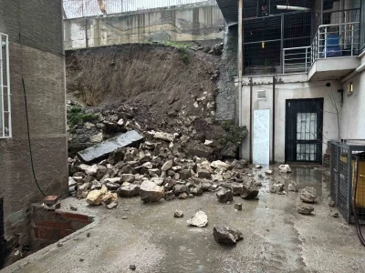 Edirne&rsquo;de sağanak sonrası istinat duvarı &ccedil;&ouml;kt&uuml;: Balkonlar zarar g&ouml;rd&uuml;