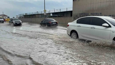 Edirne&rsquo;de sağanakta yollar g&ouml;le d&ouml;nd&uuml;
