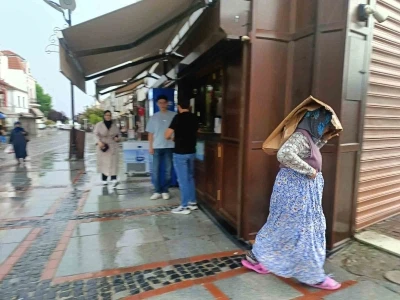 Edirne&rsquo;de vatandaşlar karton ve poşetle yağmurdan korundu