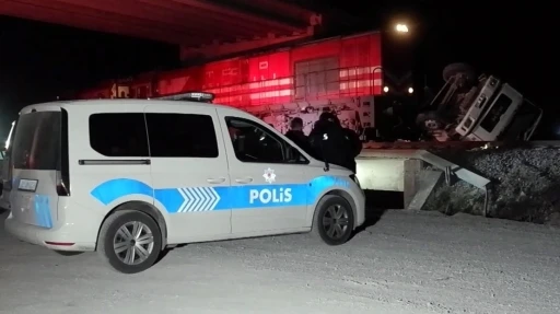 Edirne&rsquo;de yolcu treni beton pompasına &ccedil;arptı
