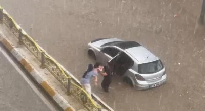 Edirne&rsquo;de yollar g&ouml;le d&ouml;nd&uuml;: Ara&ccedil;lar mahsur kaldı