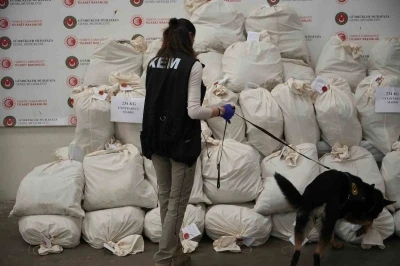 Edirne Kapıkule&rsquo;de X-ray taraması yapılan otob&uuml;ste 233 kilo esrar ele ge&ccedil;irildi
