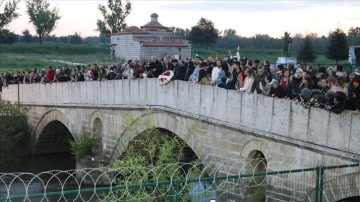 Edirne'de g&uuml;n aydınlanırken dileklerin yazılı olduğu kağıtlar Tunca Nehri'ne bırakıldı