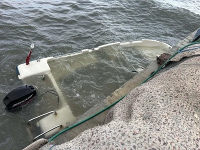 Edremit K&ouml;rfezi&rsquo;nde lodos fırtınası nedeniyle bazı k&uuml;&ccedil;&uuml;k balık&ccedil;ı tekneleri battı