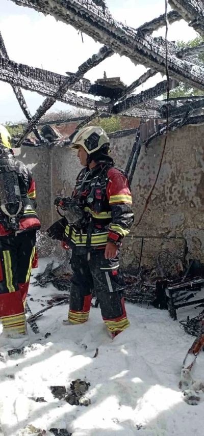 Edremit&rsquo;te &ccedil;ıkan yangın metruk binaya sı&ccedil;radı
