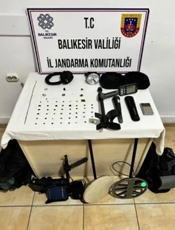 Edremit ve G&ouml;nen&rsquo;de ka&ccedil;ak kazı operasyonu: 7 ş&uuml;pheli yakalandı
