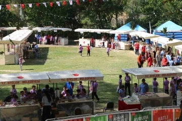 Efeler&rsquo;de edebiyat yolculuğu s&uuml;r&uuml;yor
