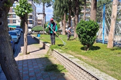 Efeler&rsquo;de yeşil alanlarda &ccedil;alışmalar s&uuml;r&uuml;yor
