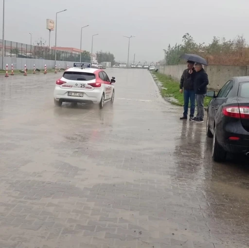 Efeler İl&ccedil;e Milli Eğitim M&uuml;d&uuml;r&uuml; &Ouml;zcan, MTSK direksiyon sınavını inceledi
