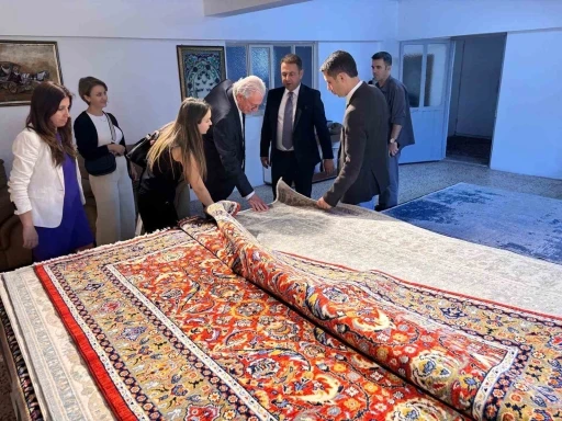 Egeli ihracat&ccedil;ılar, Demirci halısına yatırım yapıyor
