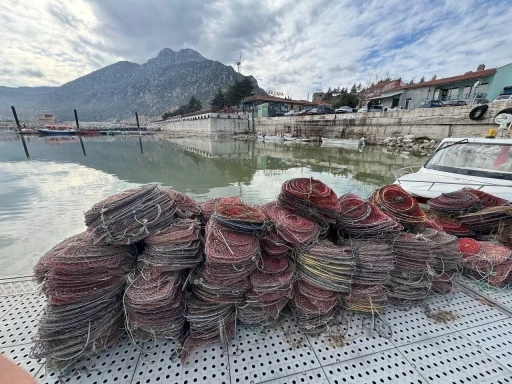 Eğirdir G&ouml;l&uuml;&rsquo;nde 1 haftada ka&ccedil;ak avlanan bin kerevit ele ge&ccedil;irildi
