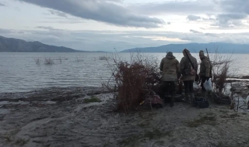 Eğirdir G&ouml;l&uuml;&rsquo;nde belgesiz avlanan 2 avcıya ceza
