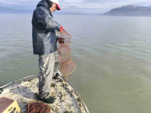 Eğirdir G&ouml;l&uuml;&rsquo;nde ka&ccedil;ak avcılık denetiminde 200 kerevit pinteri ele ge&ccedil;irildi
