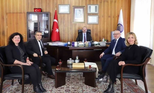 Eğitim Ataşesi John Silver, Atat&uuml;rk &Uuml;niversitesini ziyaret etti
